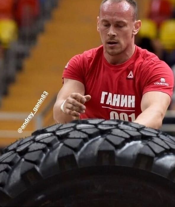 Ганин выполняет кантовку шины