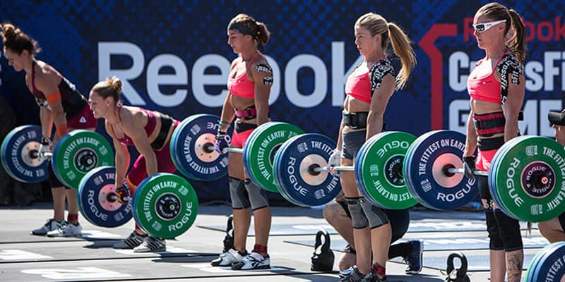 crossfit-women-deadlifting