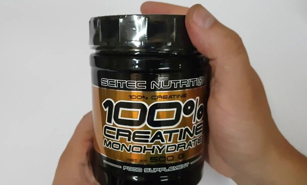 Scitec Nutrition Creatine Monohydrate 100% в руках