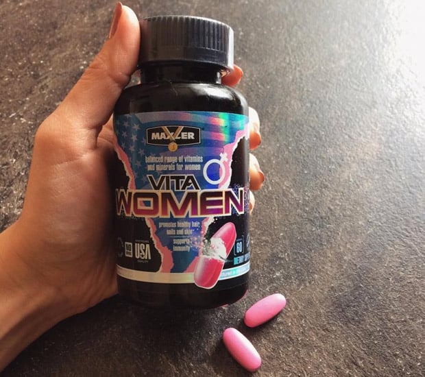 VitaWomen в руке девушки