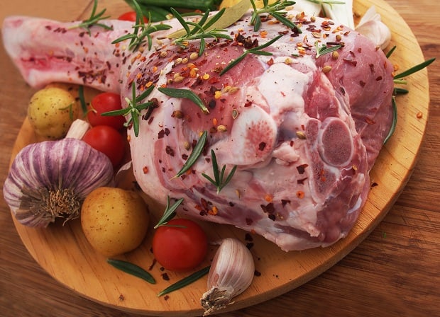 сырая баранина с чесноком, специями, зеленью, картофелем и помидором