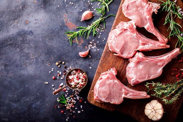 кусочки бараньего мяса с чесноком, специями и зеленью