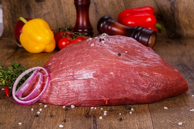 кусок свежей говядины с овощами и специями