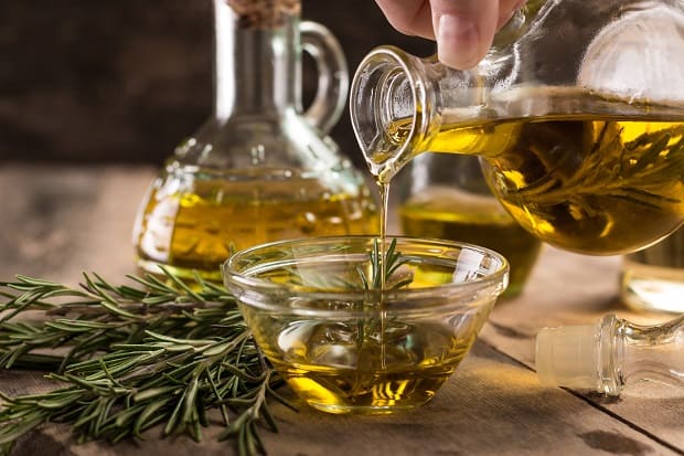 рыжиковое масло в графинах с веточками розмарина