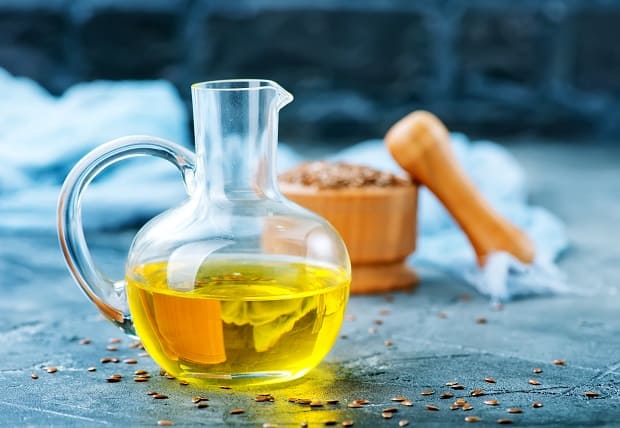 рыжиковое масло в графине с цветами