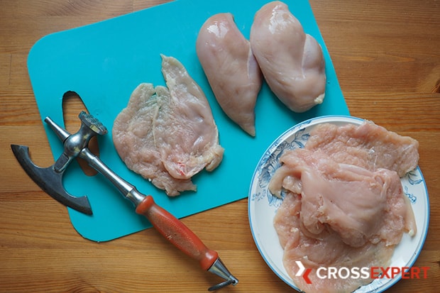 делаем отбивную из курицы для кордон блю
