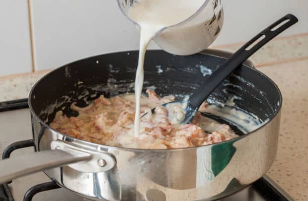 сливки вливаются в сковороду с беконом и луком