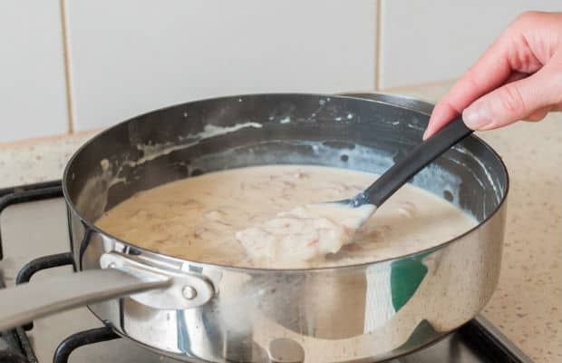 кусочки бекона в сливочном соусе в сотейнике