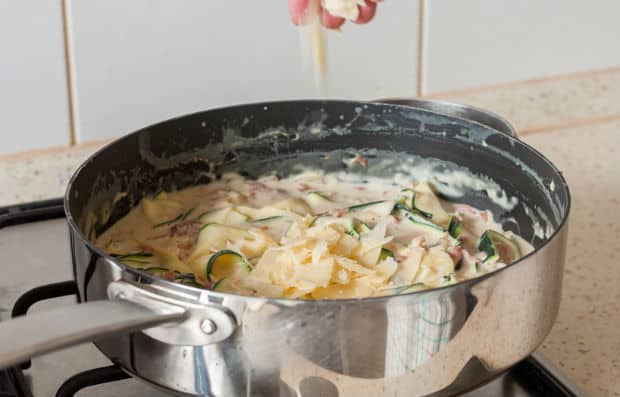 нарезанный пармезан с кабачками в сливочной смеси