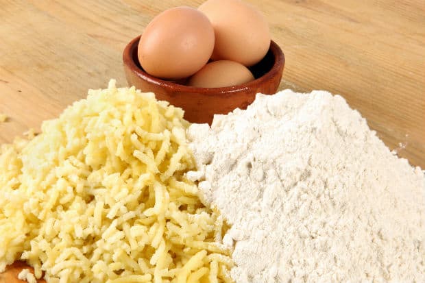 яйца, толченый картофель и мука