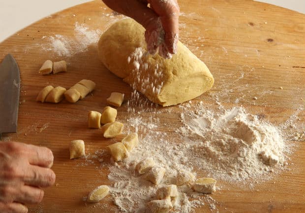 маленькие кусочки теста посыпаются мукой