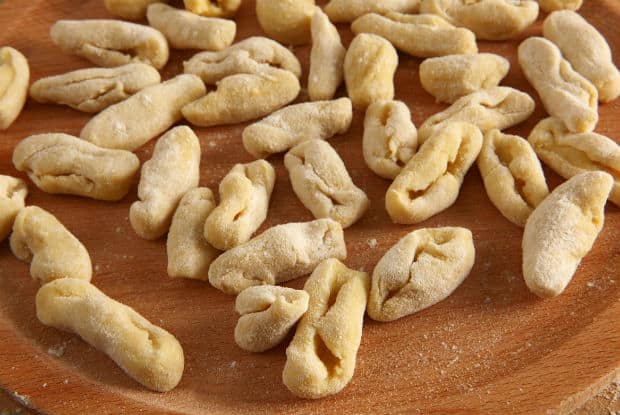 сырые картофельные ньокки на столе