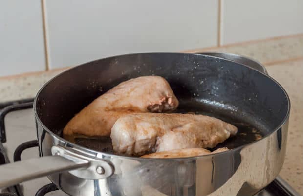 обжаренное филе курицы на сковороде