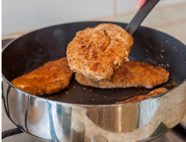 обжаренные кусочки куриного филе
