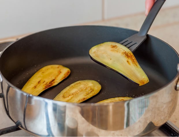 обжаренные кусочки баклажана на сковороде