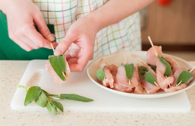 кусочки мяса с зеленью на шпажках