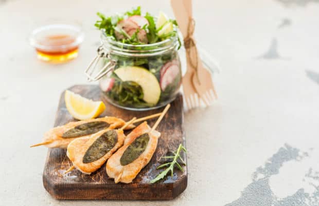 готовый шашлык из курицы на шпажках