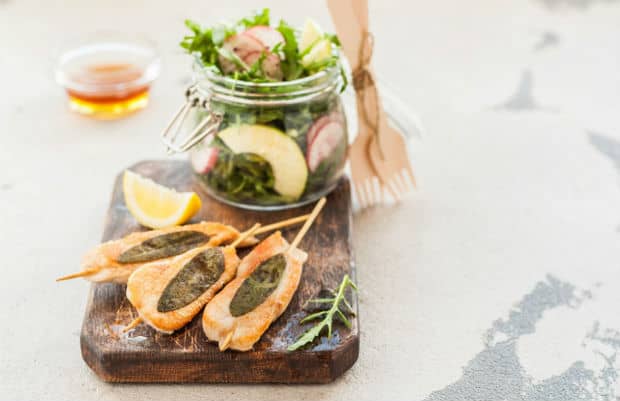 куриный шашлык на сковороде на шпажках
