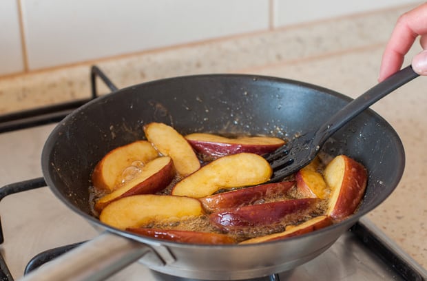 яблоки с сахаром и медом в сковороде