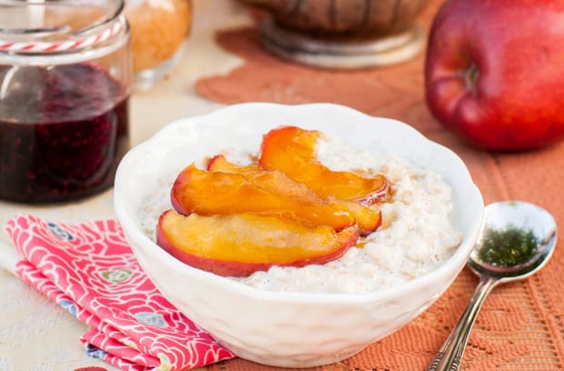 готовая овсяная каша с яблоками и медом