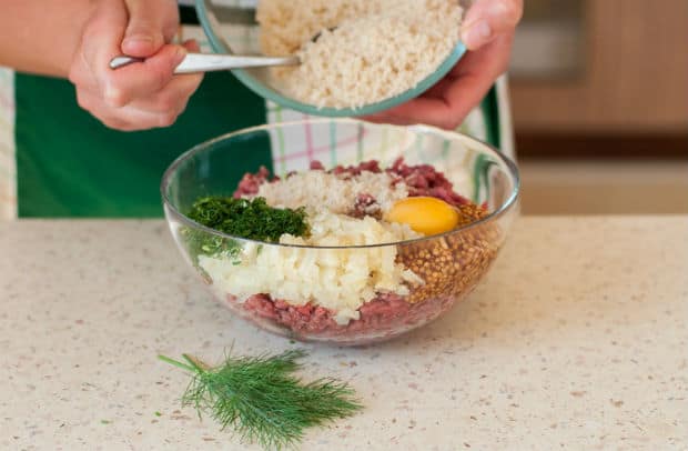 фарш с яйцом, луком и зеленью в миске