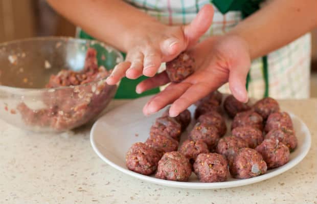 мясные фрикадельки на тарелке на столе