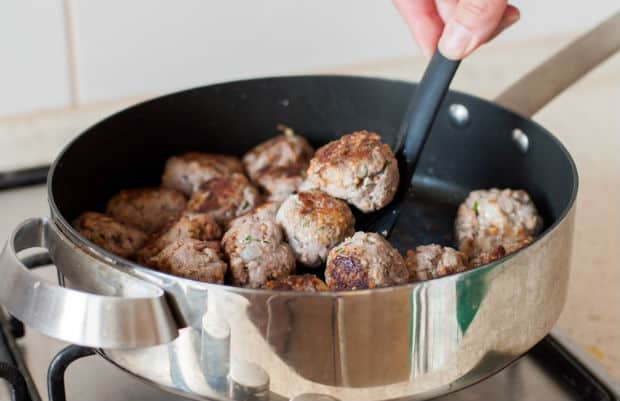 обжаренные мясные фрикадельки в сковороде