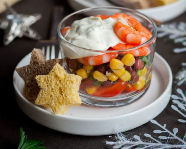 салат с креветками и овощами на тарелке