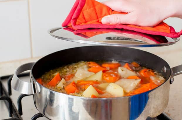 тушеные морковь, картофель и корень сельдерея с бульоном в сотейнике