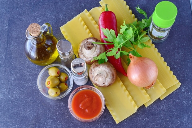 оливки, томатная паста, луковица, зелень, перец, специи, масло и листы лазаньи