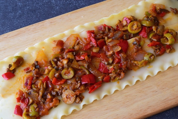 жареные шампиньоны с оливками и перцем на листе лазаньи