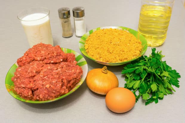 мясной фарш, лук, яйцо, петрушка, панировочные сухари, солонки, растительное масло, сливки