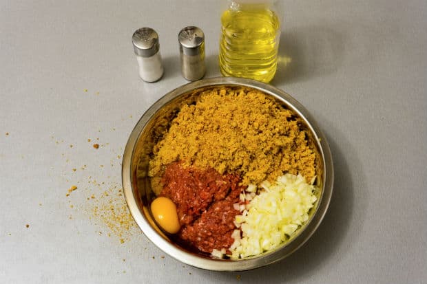 фарш с сухарями, луком и яйцом в миске