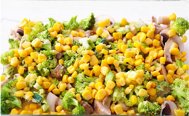 консервированная кукуруза, брокколи и грибы в форме для запекания