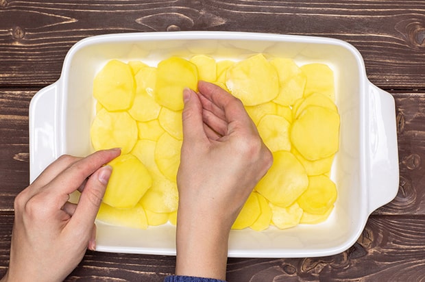 кружочки картофеля в форме для запекания