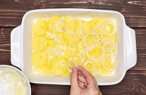кольца лука с картошкой в форме для запекания
