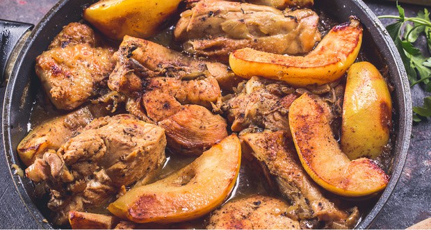 кусочки жареной курицы с айвой в сковороде