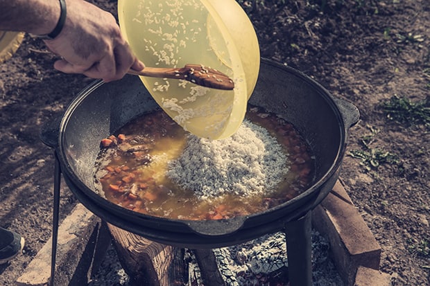 рис добавляется в казан с овощами и мясом