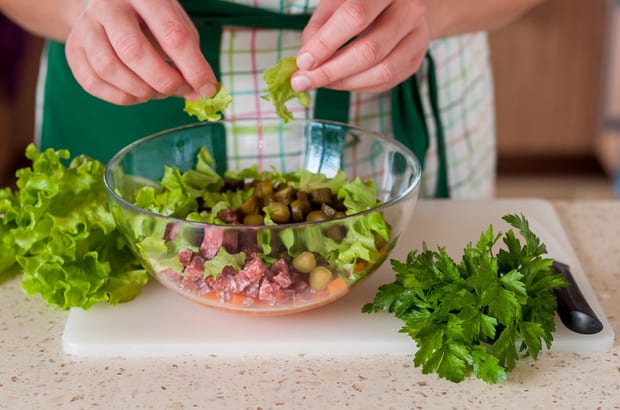 салатница с зеленью, колбасой и огурцами