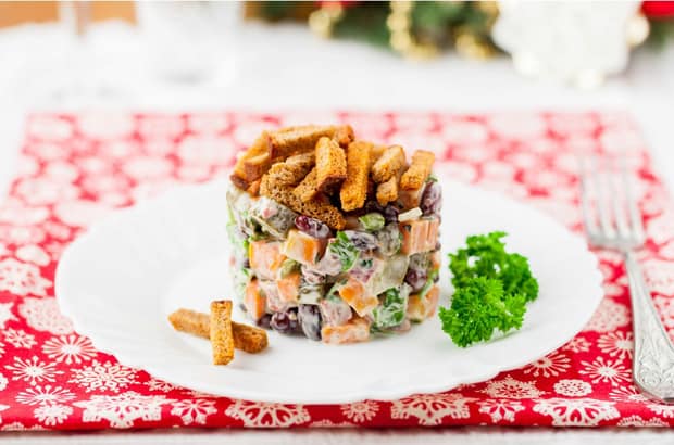 готовыцй салат с фасолью и сухариками