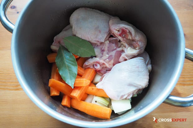 перемешиваем ингредиенты для куриного супа с лапшой