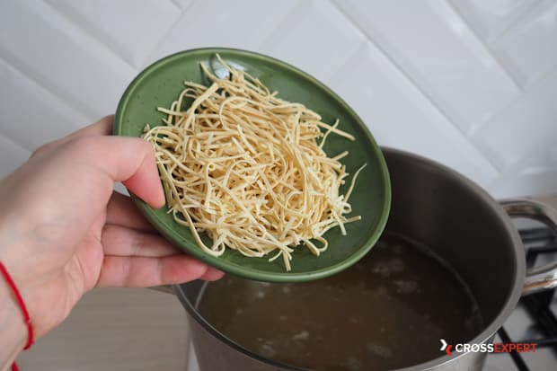 добавляем лапшу в куриный бульон