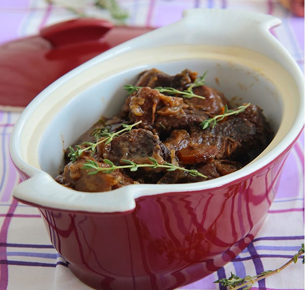 кусочки тушеной говядины с веточками розмарина