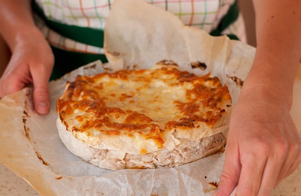 готовая круглая запеканка с курицей и овощами на пергаментной бумаге
