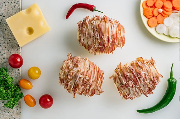 кусочки бекона в картошке, помидоры черри, перец и кусочек сыра