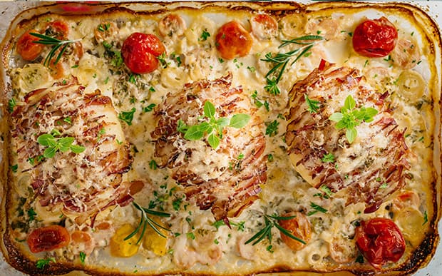 запеченная картошка с беконом, помидорами и сыром в форме