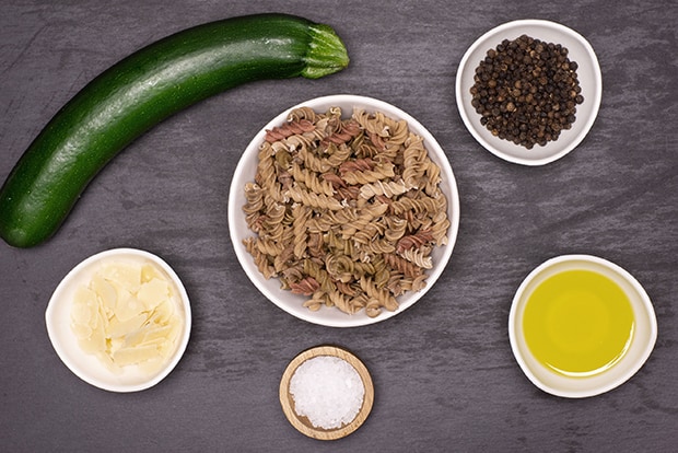 цветные макароны, перец горошком, кабачок, масло и соль