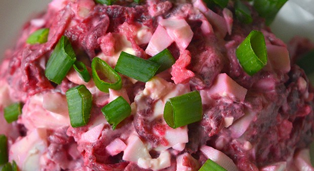 салат из свеклы с яйцом, зеленым луком и йогуртом