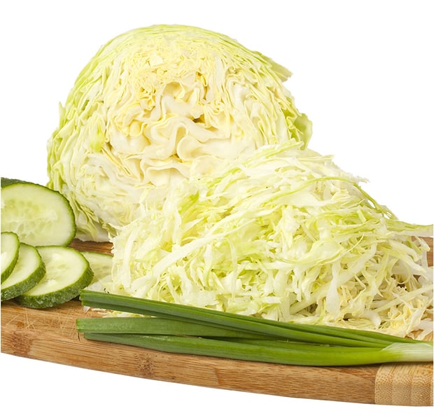 нашинкованная капуста, огурцы и зеленый лук