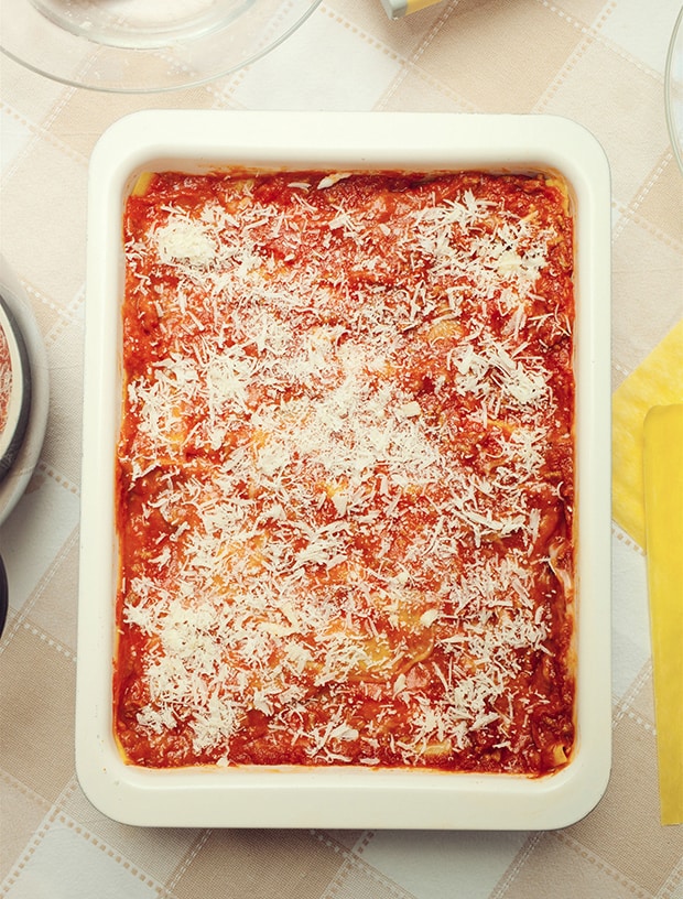 лазанья с томатным соусом и пармезаном